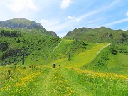 65 Dalla Cima Capriolo scendiamo sui prati fioriti piegando a sx 